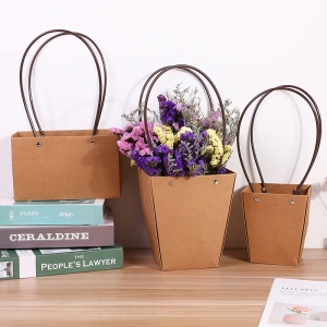 Portable Flower Bag Kraft Packaging Paper Waterproof Flower Paper Bag Christmas Bag With Handles